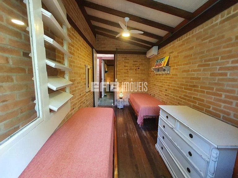 Casa para temporada, com piscina, a poucos metros da praia