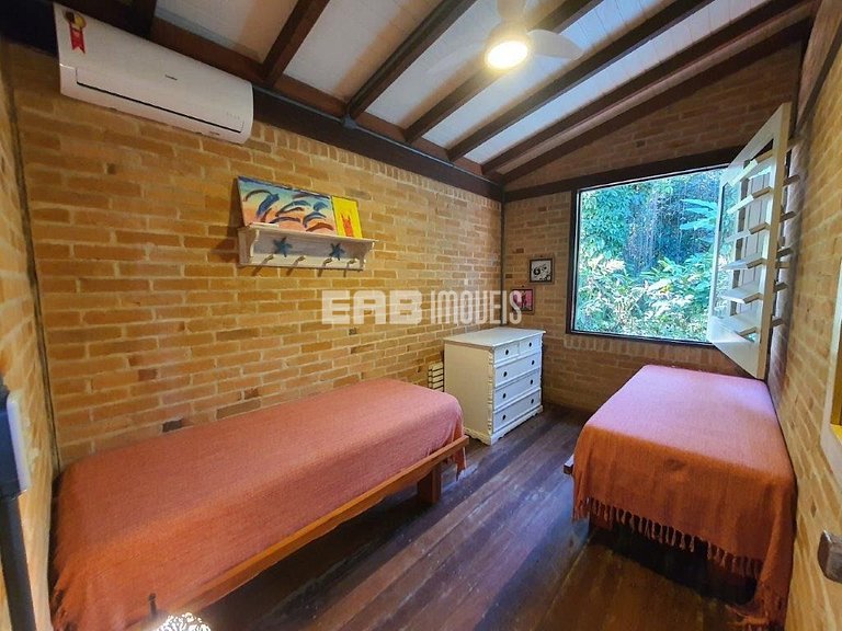 Casa para temporada, com piscina, a poucos metros da praia