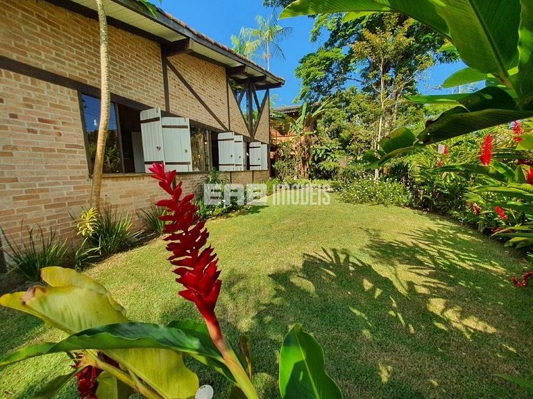 Casa para temporada, com piscina, a poucos metros da praia