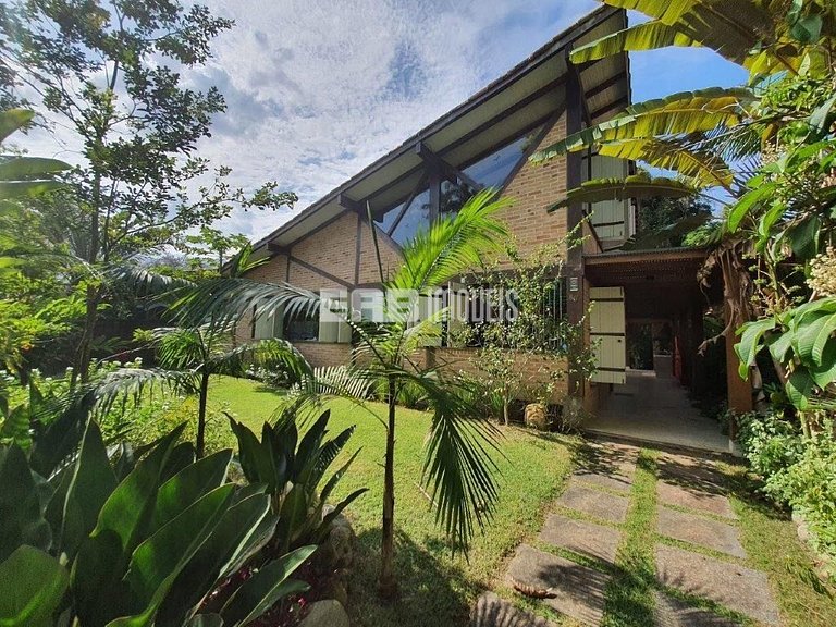 Casa para temporada, com piscina, a poucos metros da praia