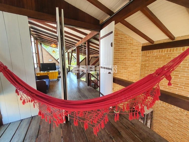 Casa para temporada, com piscina, a poucos metros da praia