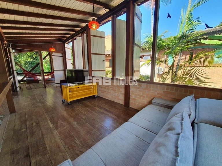 Casa para temporada, com piscina, a poucos metros da praia