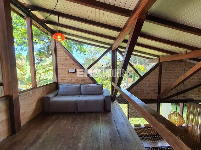 Casa para temporada, com piscina, a poucos metros da praia