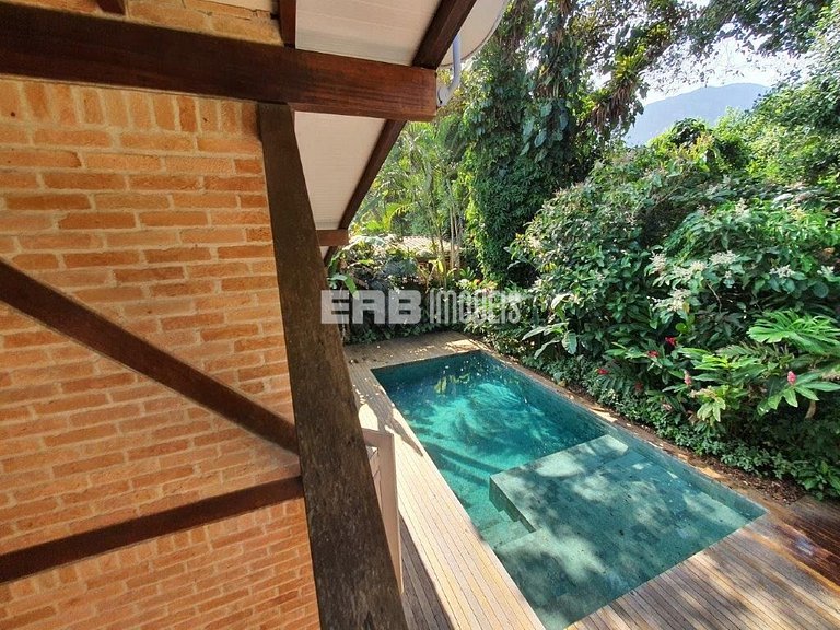 Casa para temporada, com piscina, a poucos metros da praia