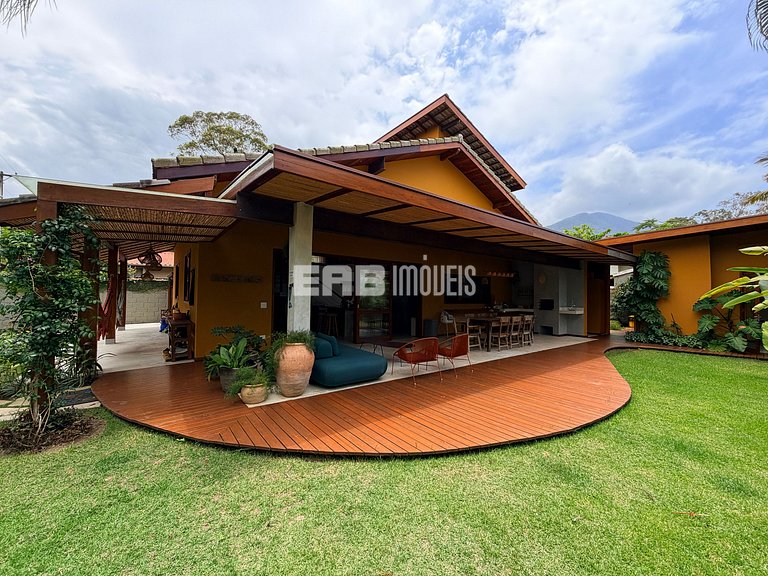 Casa com 4 dormitórios, a 180m da praia