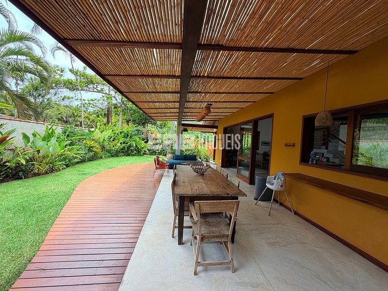 Casa com 4 dormitórios, a 180m da praia