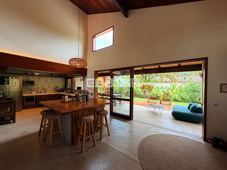 Casa com 4 dormitórios, a 180m da praia