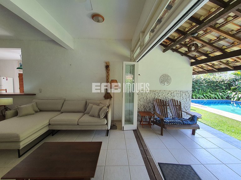 Casa com piscina, para 9 pessoas, a apenas 180m da praia