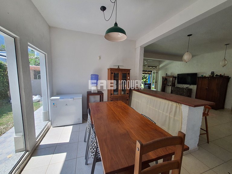 Casa com piscina, para 9 pessoas, a apenas 180m da praia