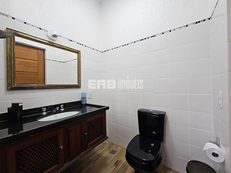 Casa com 4 dormitórios, piscina, churrasqueira e campinho de