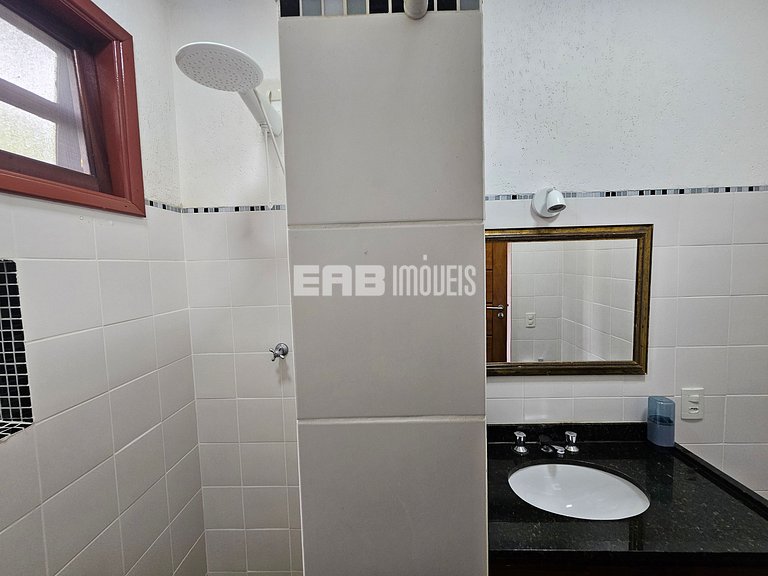 Casa com 4 dormitórios, piscina, churrasqueira e campinho de