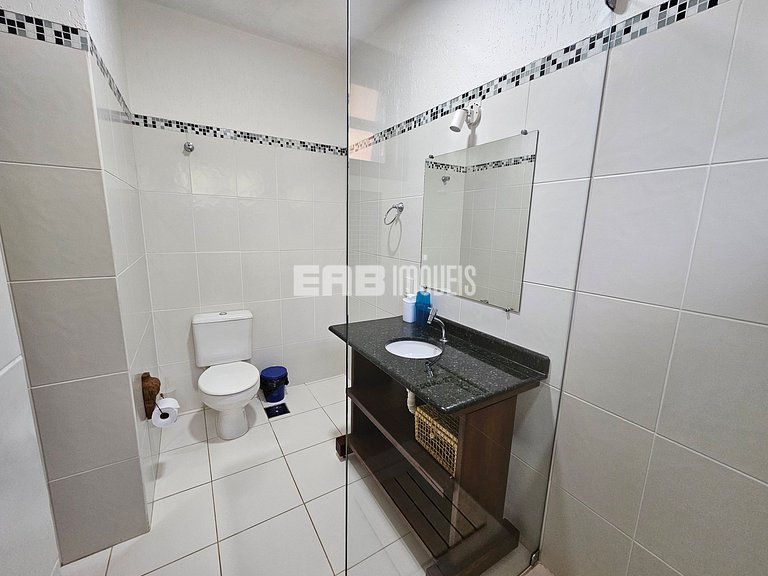 Casa com 4 dormitórios, piscina, churrasqueira e campinho de