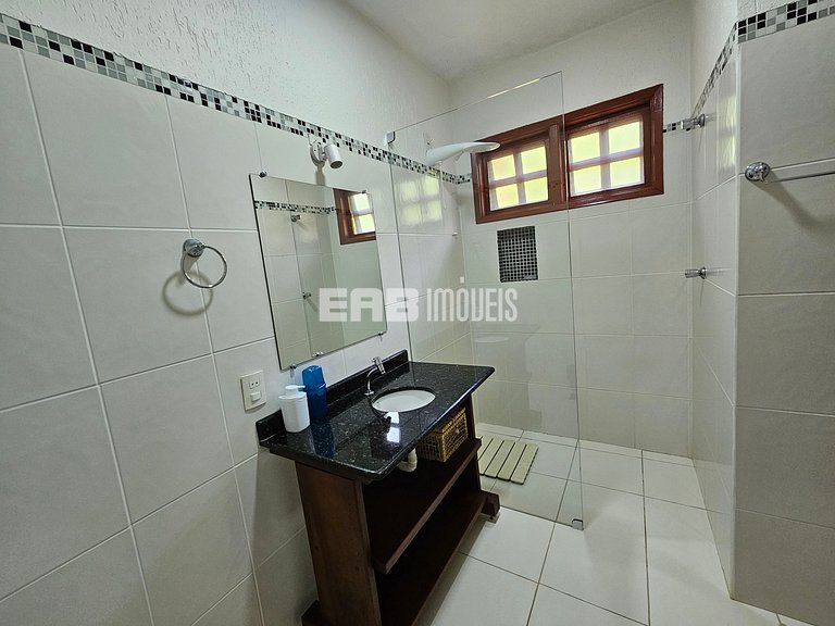 Casa com 4 dormitórios, piscina, churrasqueira e campinho de