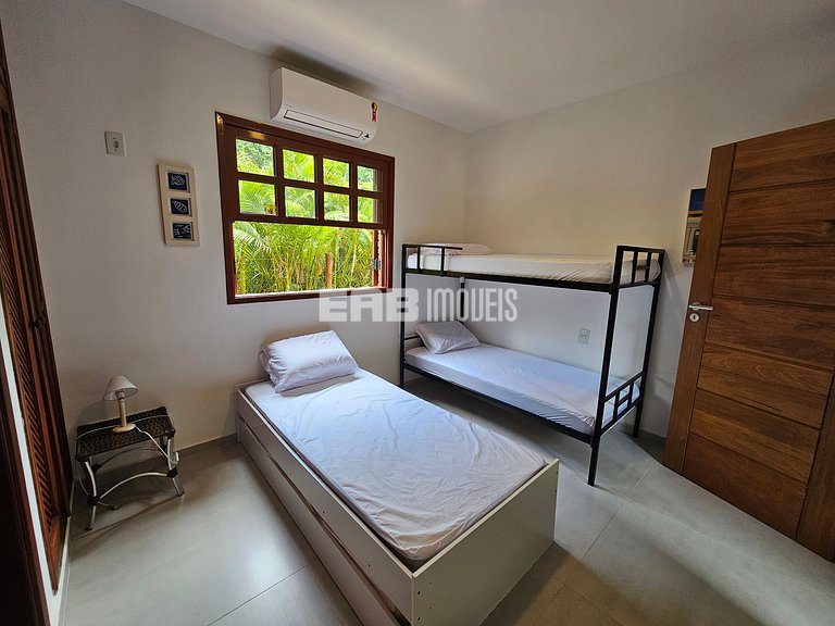 Casa com 4 dormitórios, piscina, churrasqueira e campinho de