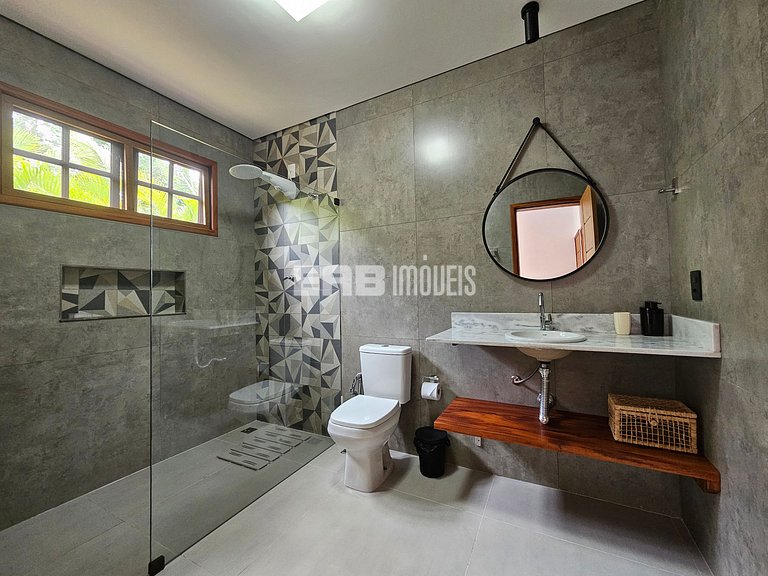 Casa com 4 dormitórios, piscina, churrasqueira e campinho de