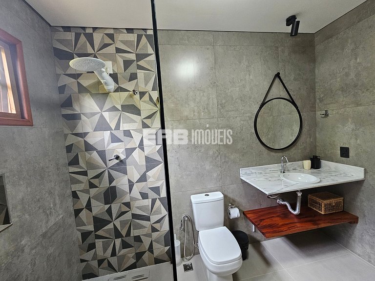 Casa com 4 dormitórios, piscina, churrasqueira e campinho de