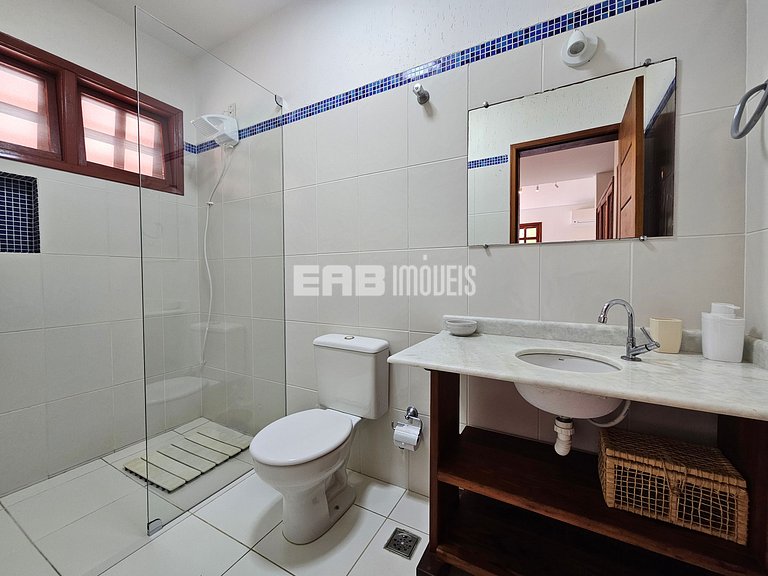 Casa com 4 dormitórios, piscina, churrasqueira e campinho de