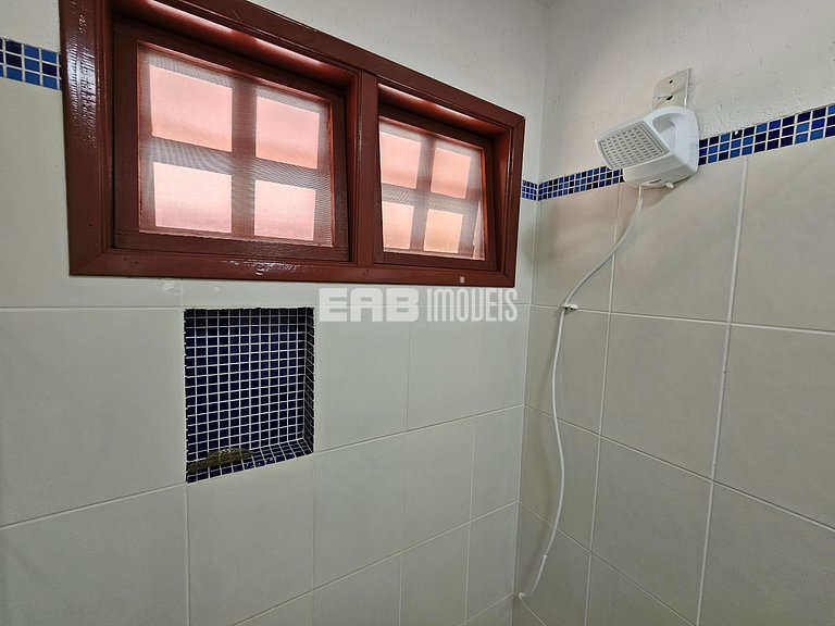 Casa com 4 dormitórios, piscina, churrasqueira e campinho de