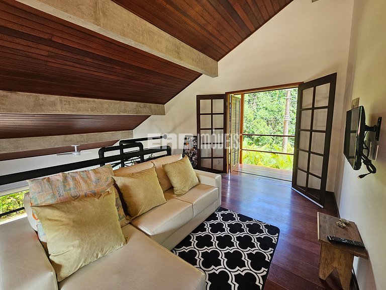 Casa com 4 dormitórios, piscina, churrasqueira e campinho de