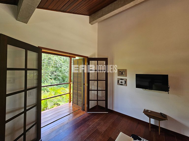 Casa com 4 dormitórios, piscina, churrasqueira e campinho de