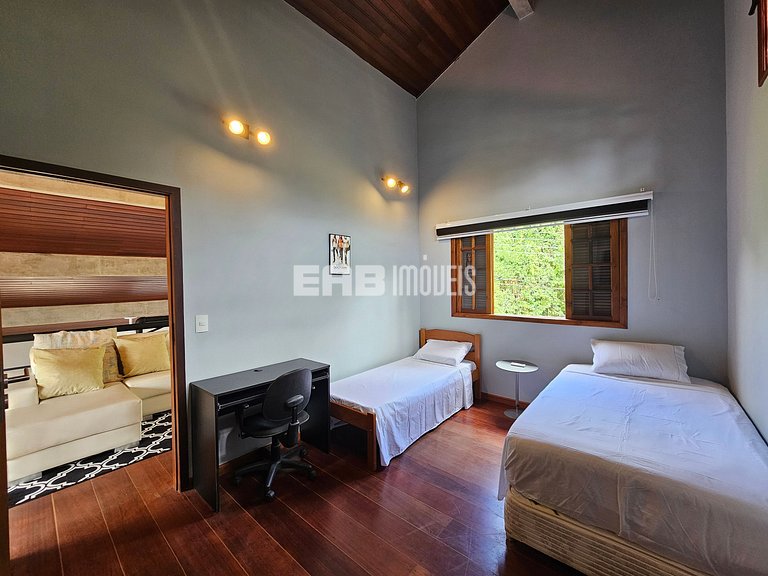 Casa com 4 dormitórios, piscina, churrasqueira e campinho de