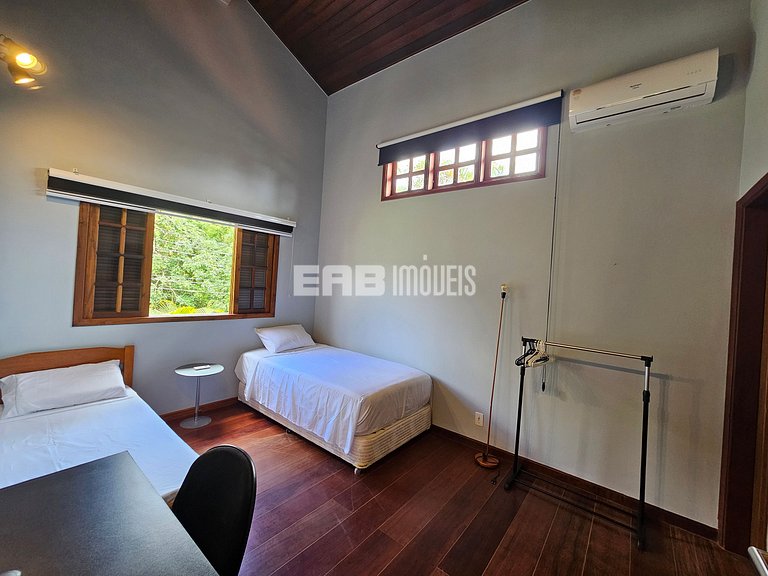 Casa com 4 dormitórios, piscina, churrasqueira e campinho de