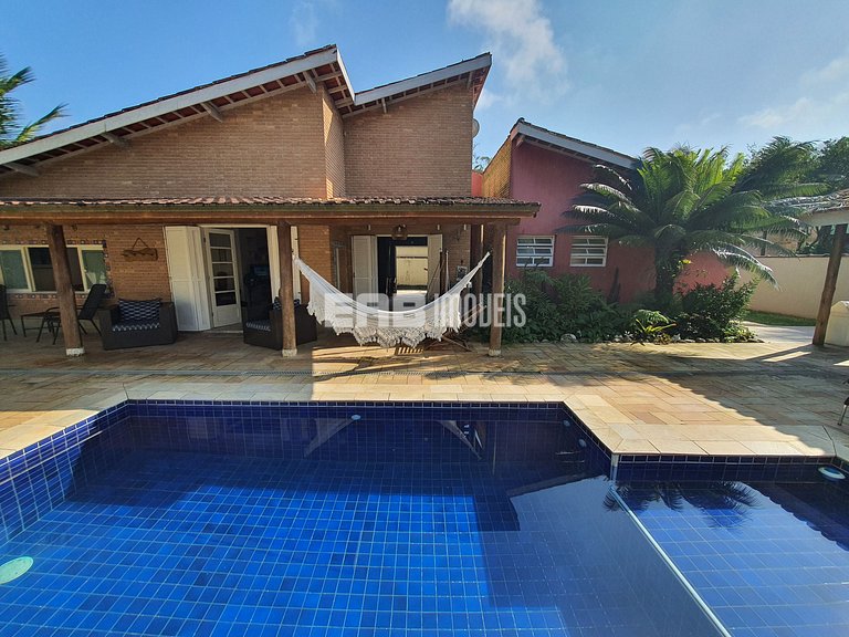 Casa com piscina e churrasqueira