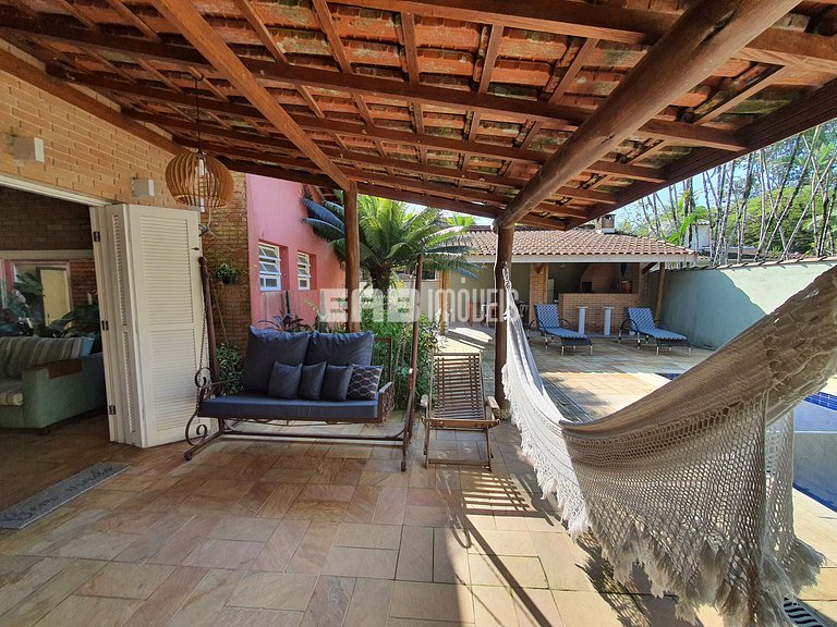 Casa com piscina e churrasqueira