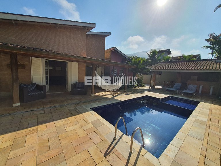 Casa com piscina e churrasqueira