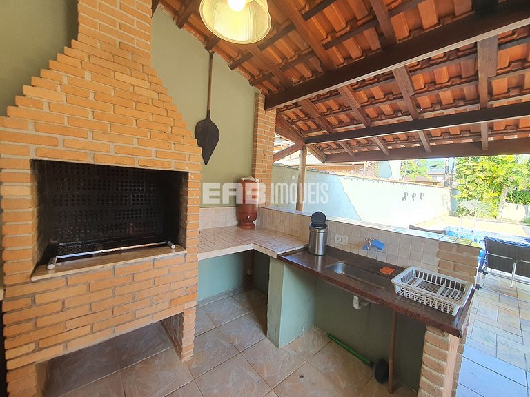 Casa com piscina e churrasqueira