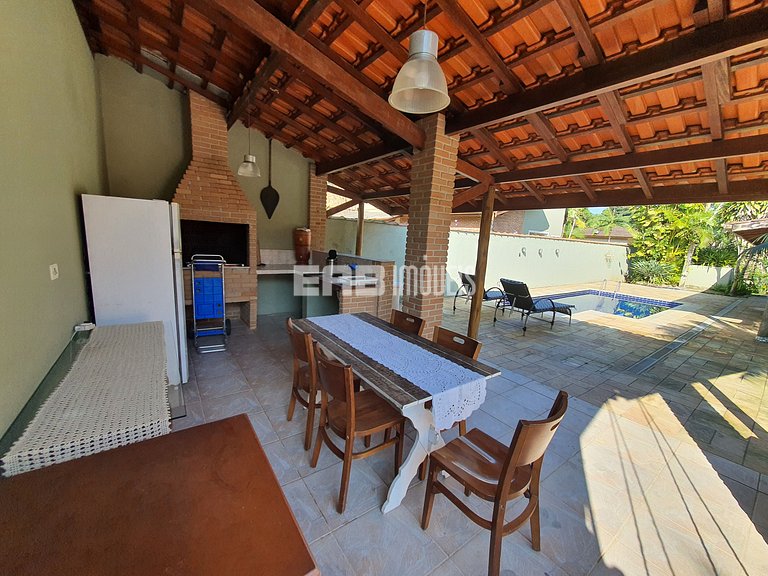 Casa com piscina e churrasqueira