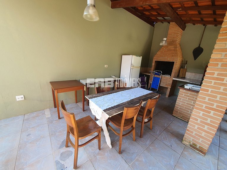 Casa com piscina e churrasqueira