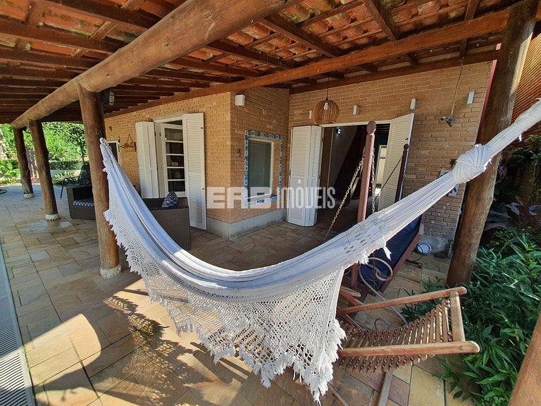 Casa com piscina e churrasqueira