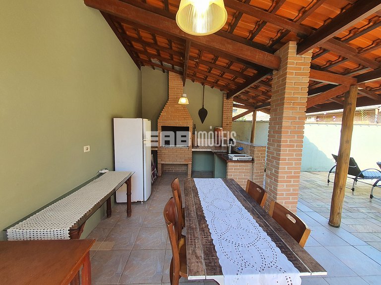 Casa com piscina e churrasqueira