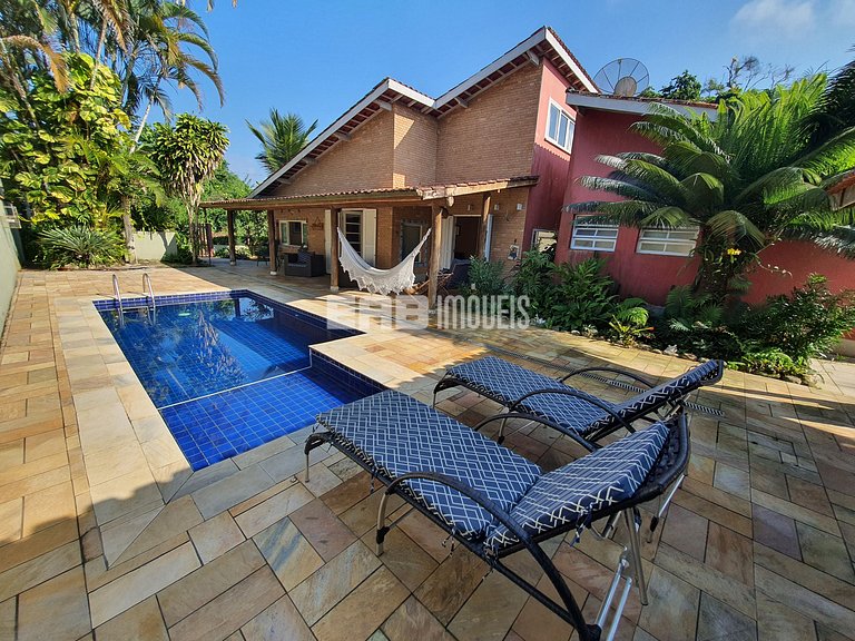 Casa com piscina e churrasqueira