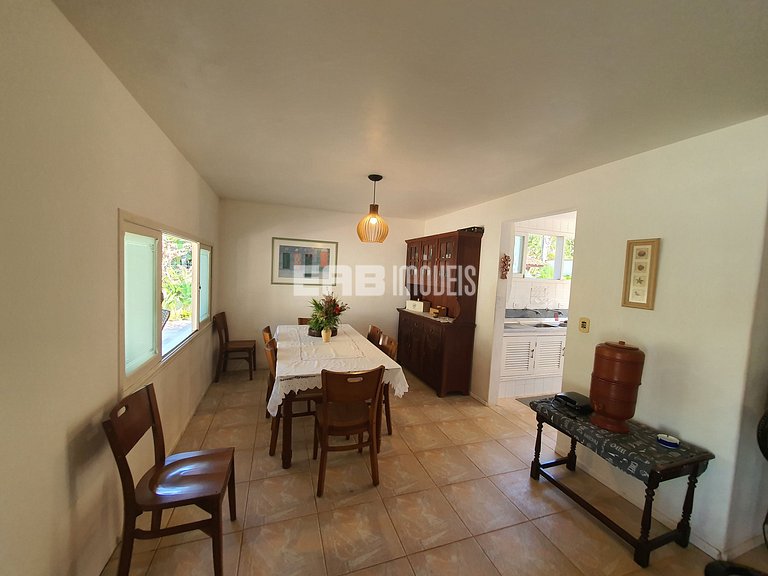 Casa com piscina e churrasqueira