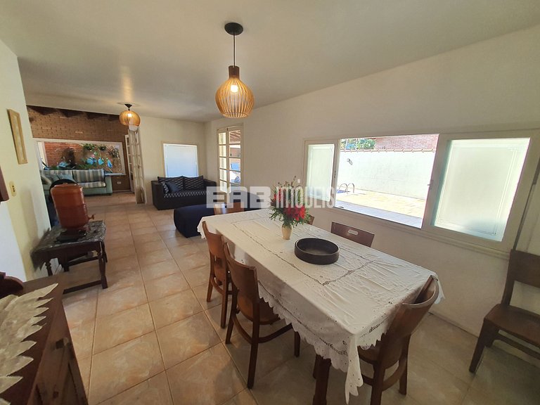 Casa com piscina e churrasqueira