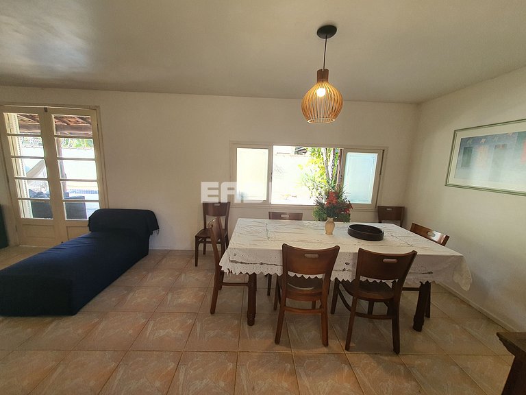 Casa com piscina e churrasqueira