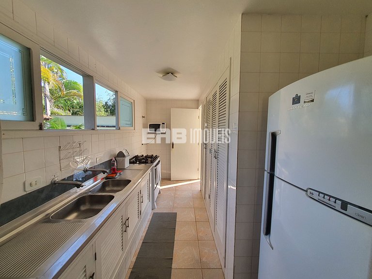 Casa com piscina e churrasqueira