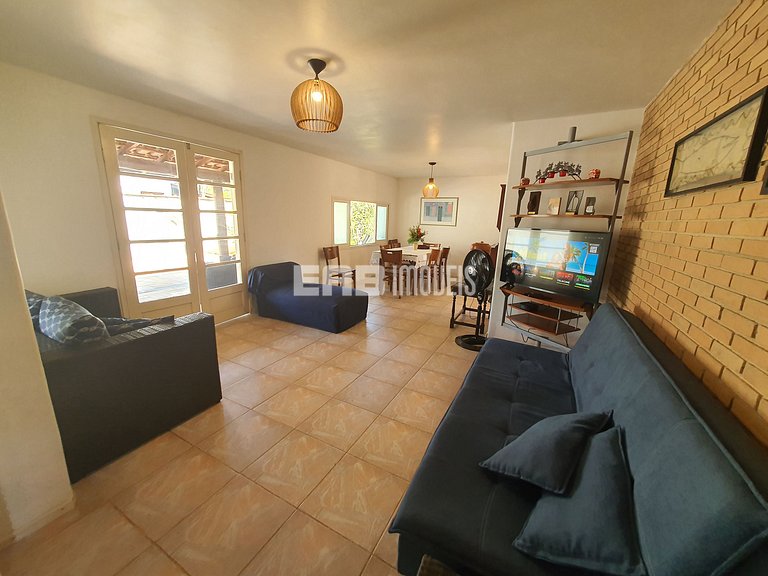 Casa com piscina e churrasqueira