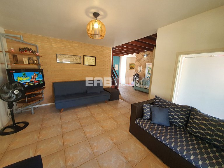 Casa com piscina e churrasqueira