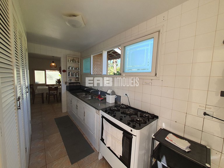 Casa com piscina e churrasqueira