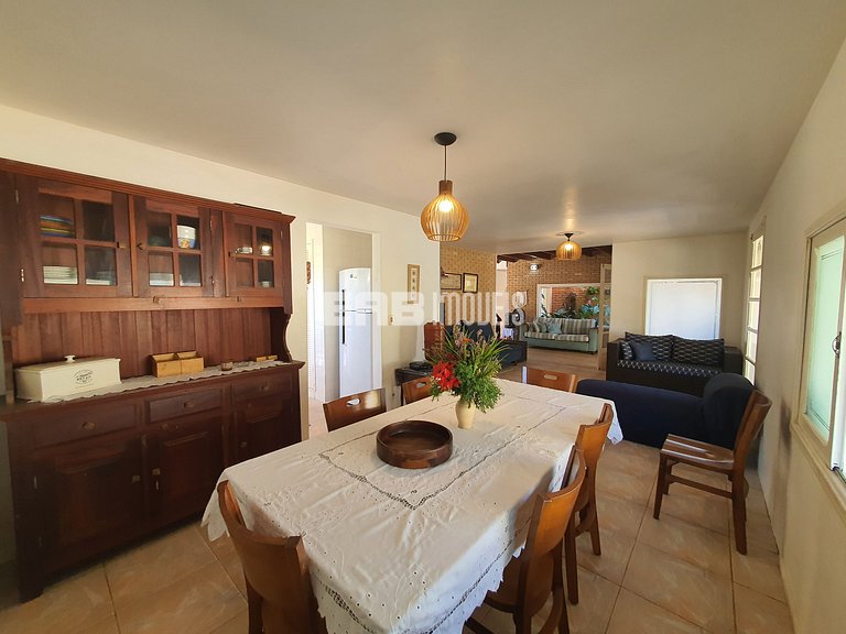 Casa com piscina e churrasqueira