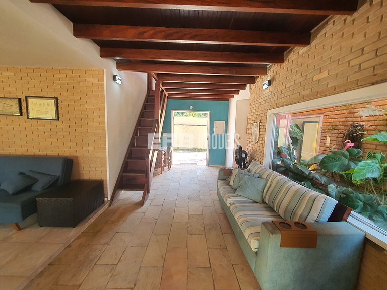 Casa com piscina e churrasqueira