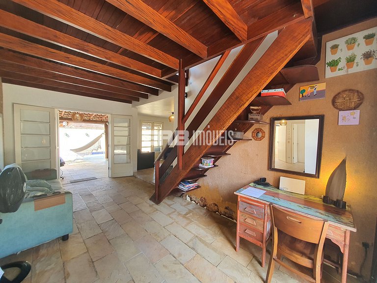 Casa com piscina e churrasqueira