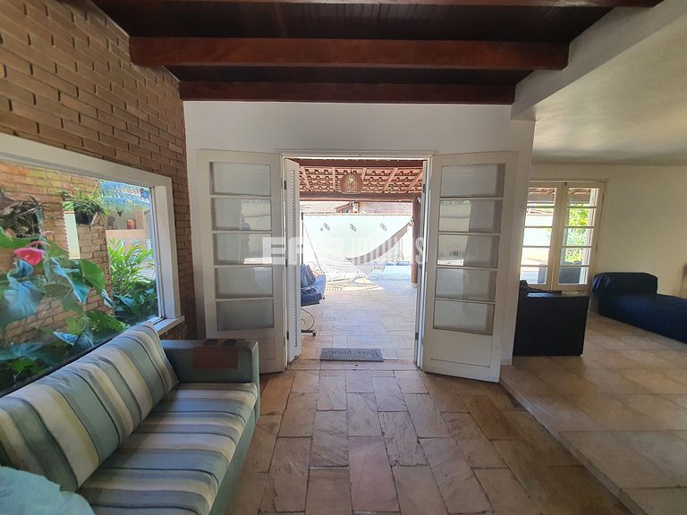 Casa com piscina e churrasqueira