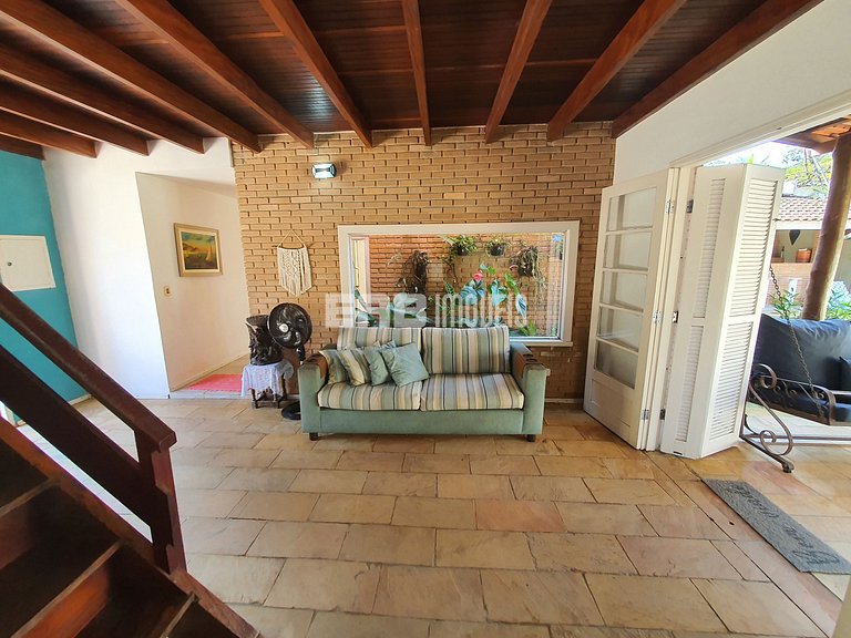 Casa com piscina e churrasqueira