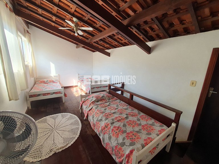 Casa com piscina e churrasqueira