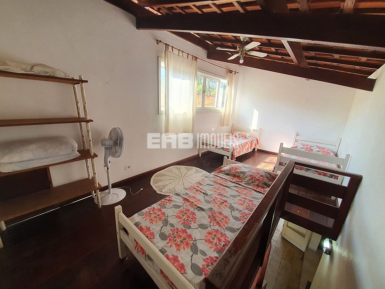 Casa com piscina e churrasqueira