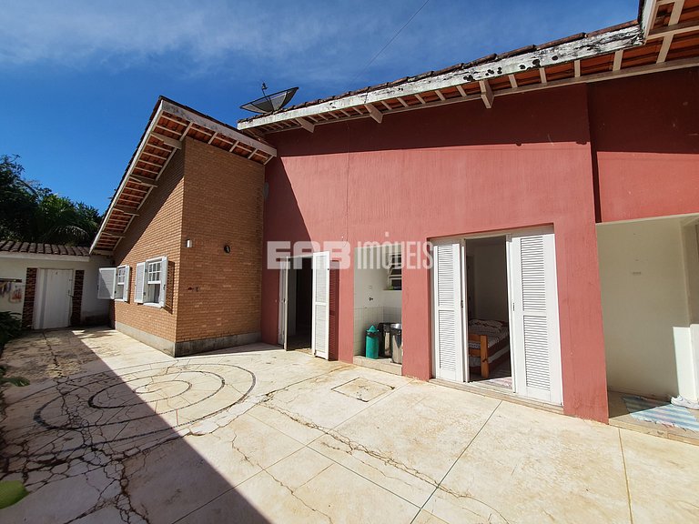Casa com piscina e churrasqueira